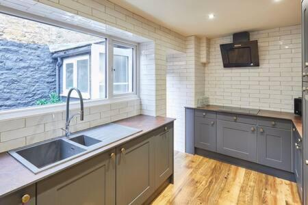Host & - Hecklers Cottage, *